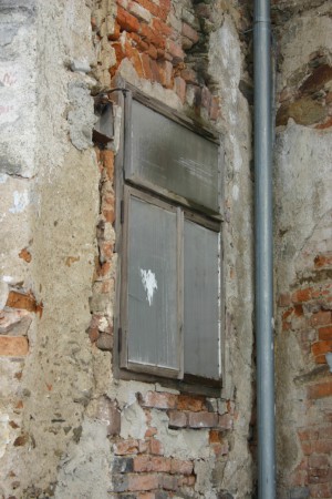 Okno do dvora v centrální části hostince, dnešní kuchyň, 2006